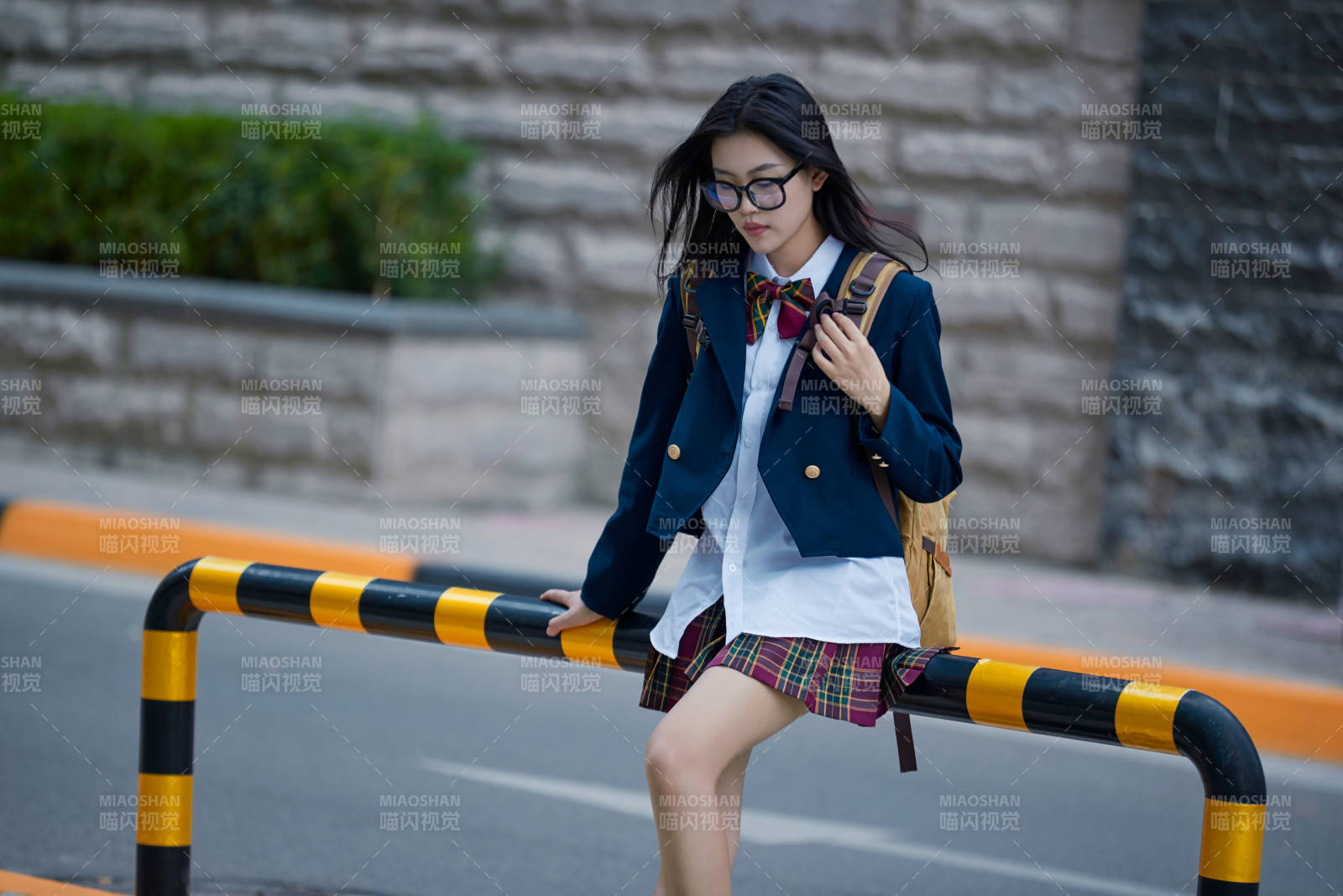 开学季放学回家路上的女学生图片