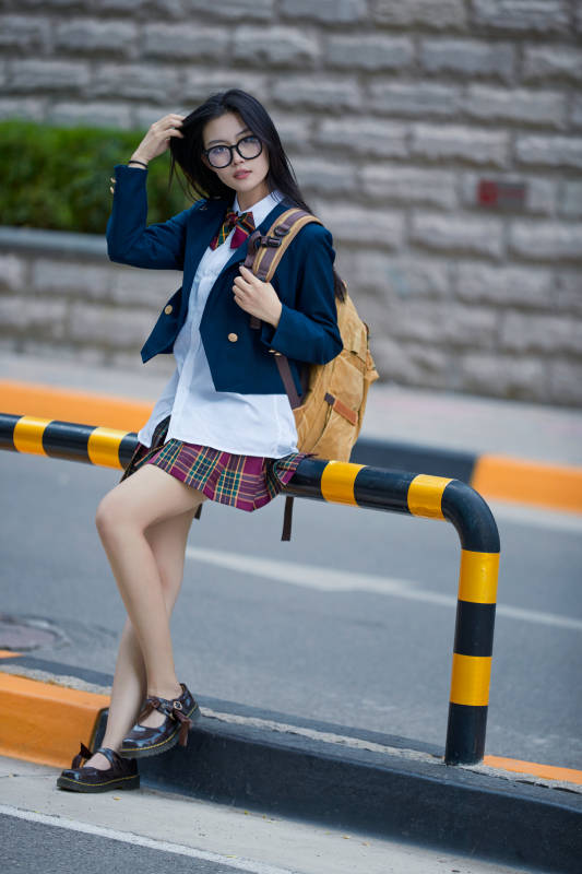 开学季放学回家路上的女学生图片