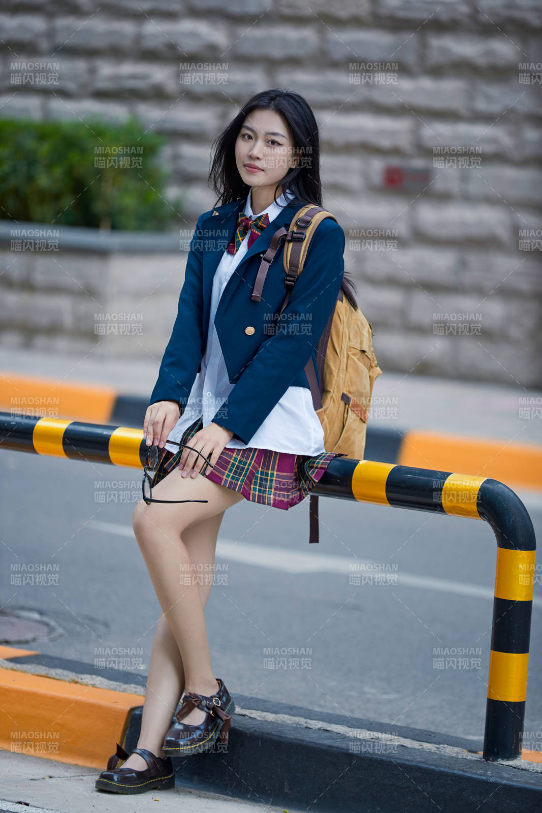 开学季放学回家路上的女学生图片