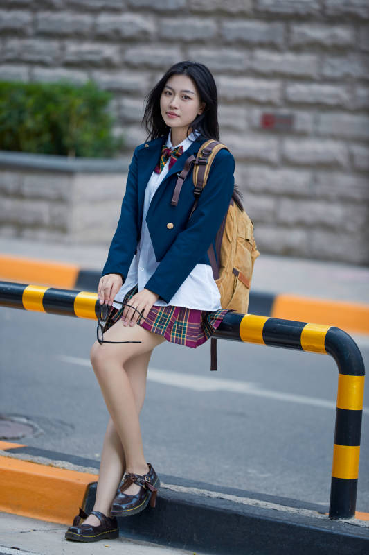 开学季放学回家路上的女学生图片