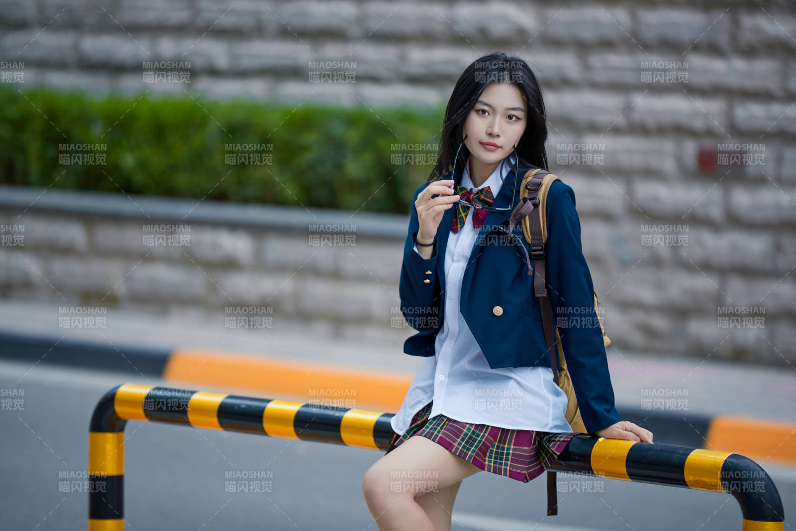 开学季放学回家路上的女学生图片