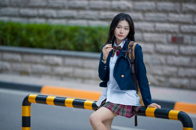 开学季放学回家路上的女学生图片