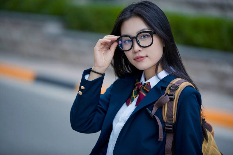 开学季放学回家路上的女学生图片