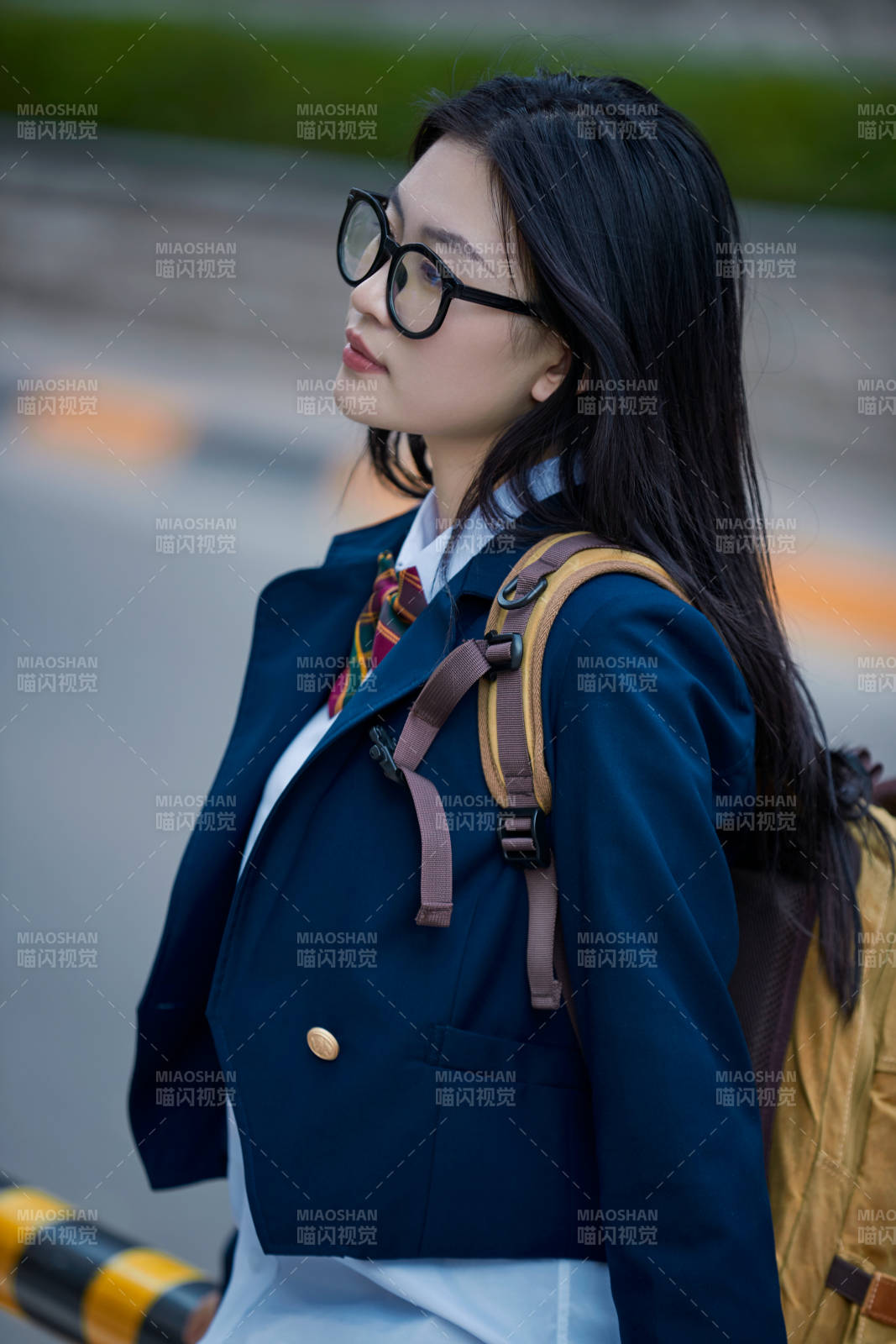 开学季放学回家路上的女学生图片