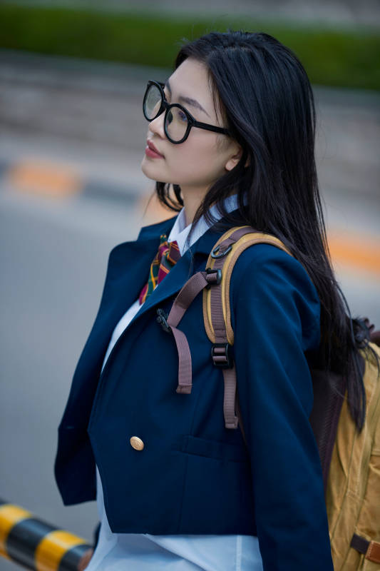 开学季放学回家路上的女学生图片