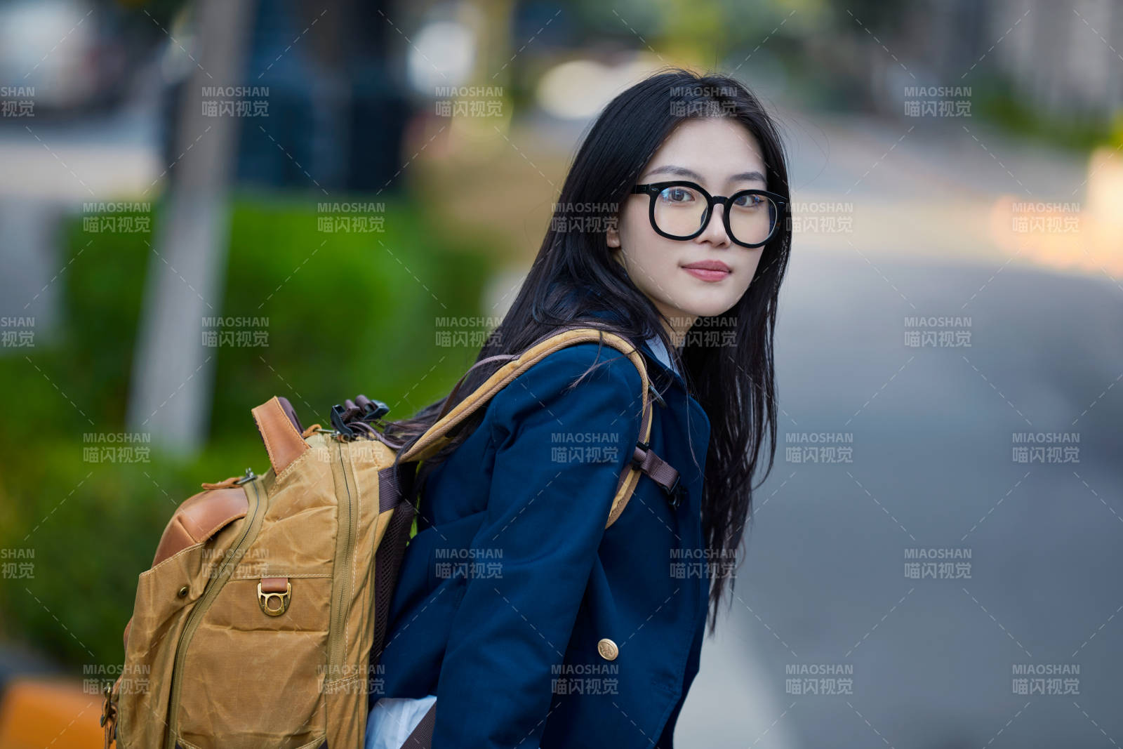 开学季放学回家路上的女学生图片