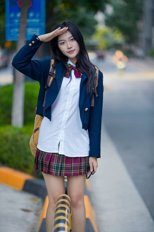 开学季放学回家路上的女学生图片