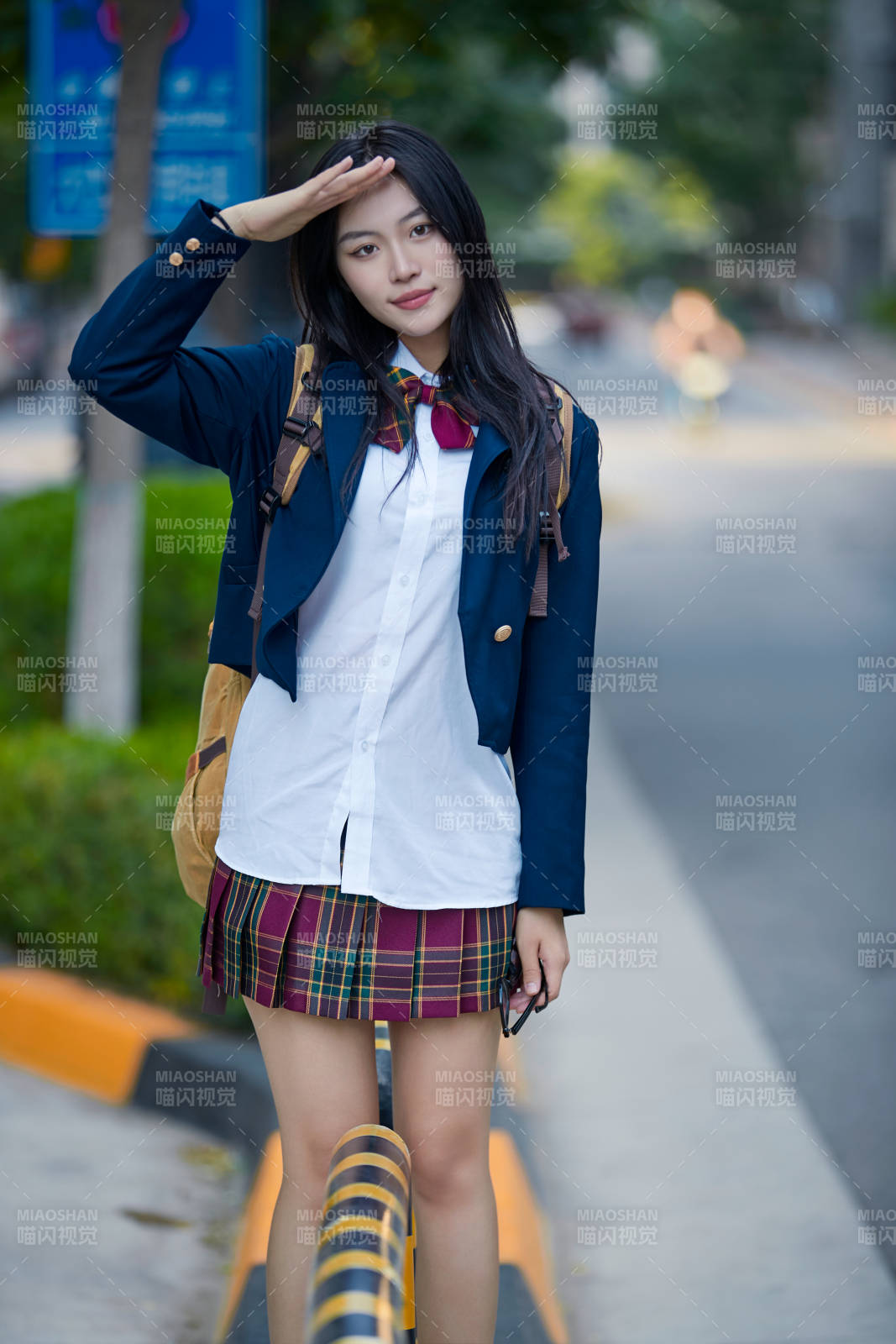 开学季放学回家路上的女学生图片