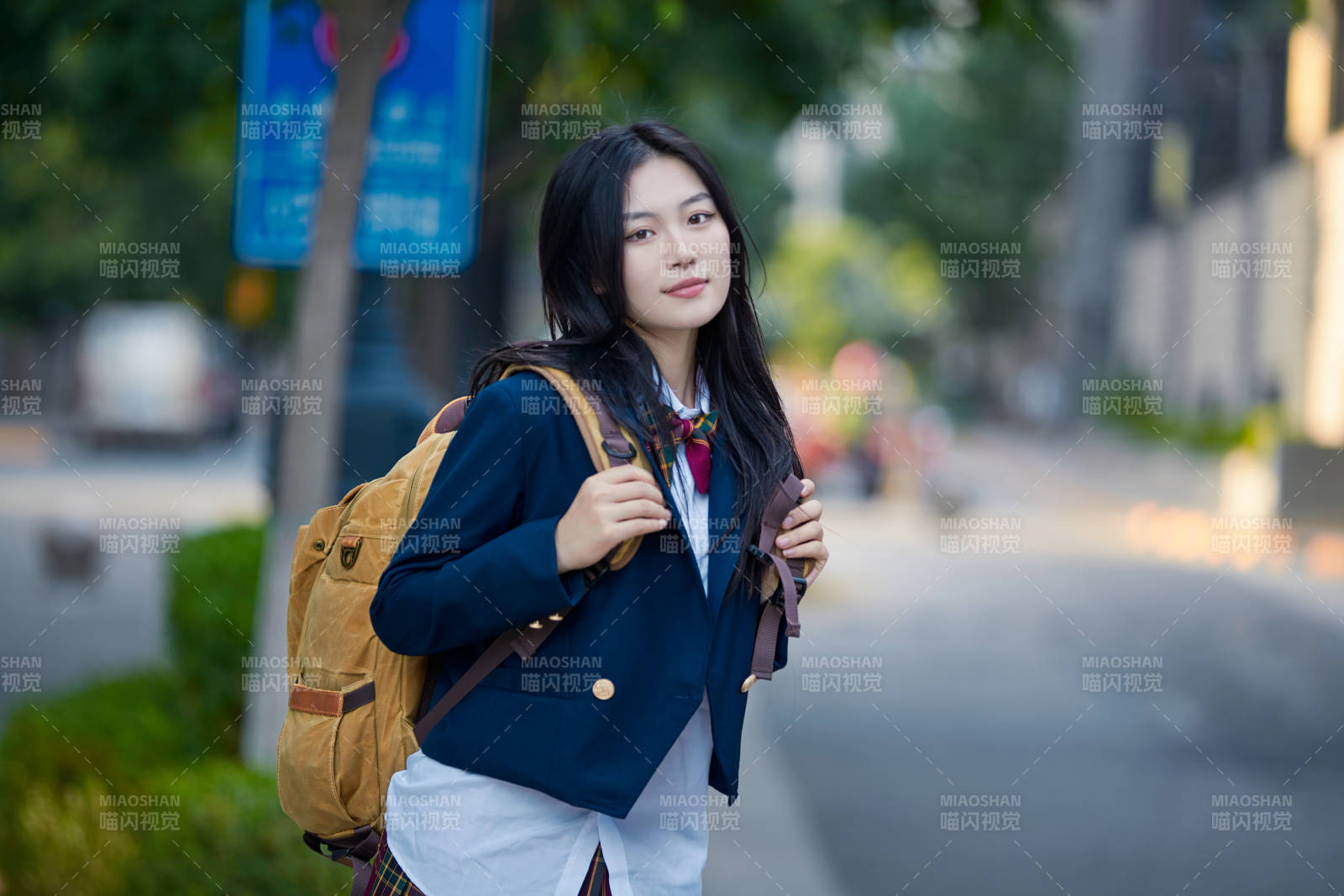 开学季放学回家路上的女学生图片