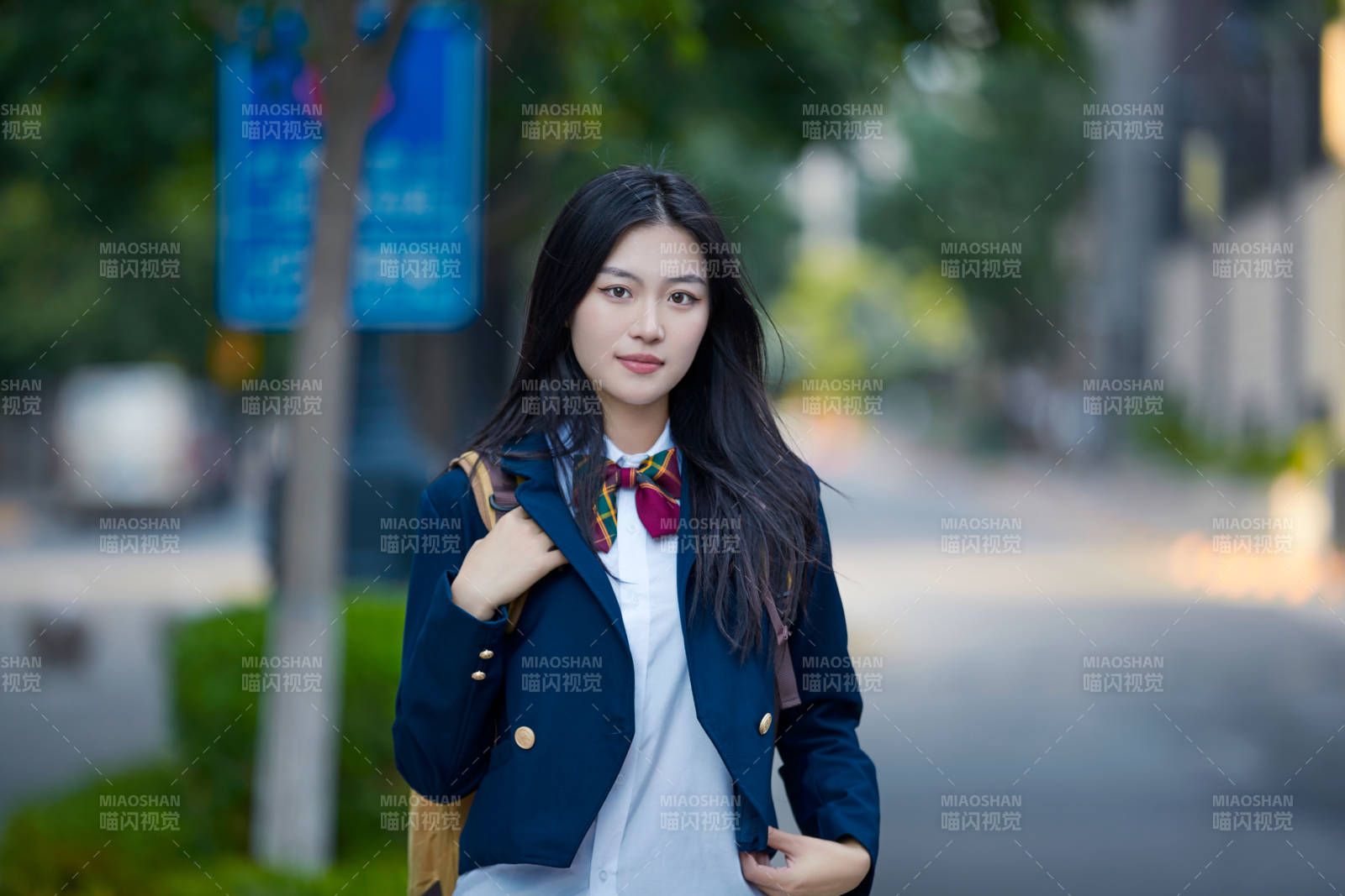 开学季放学回家路上的女学生图片