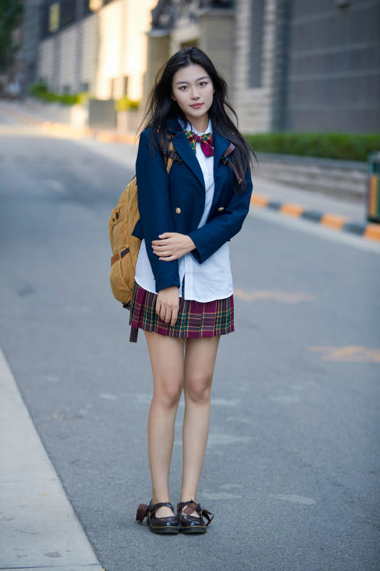 开学季放学回家路上的女学生图片