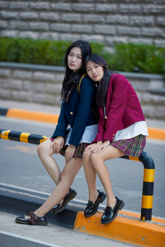 开学季放学回家路上的女学生图片