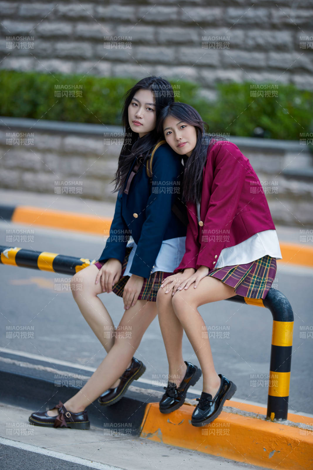 开学季放学回家路上的女学生图片