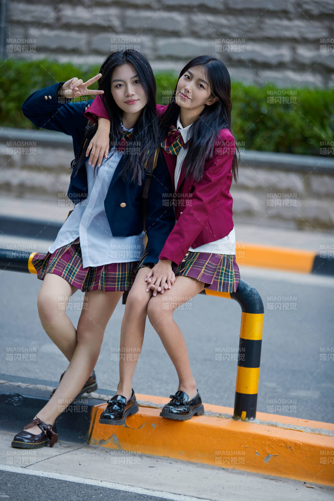 开学季放学回家路上的女学生图片