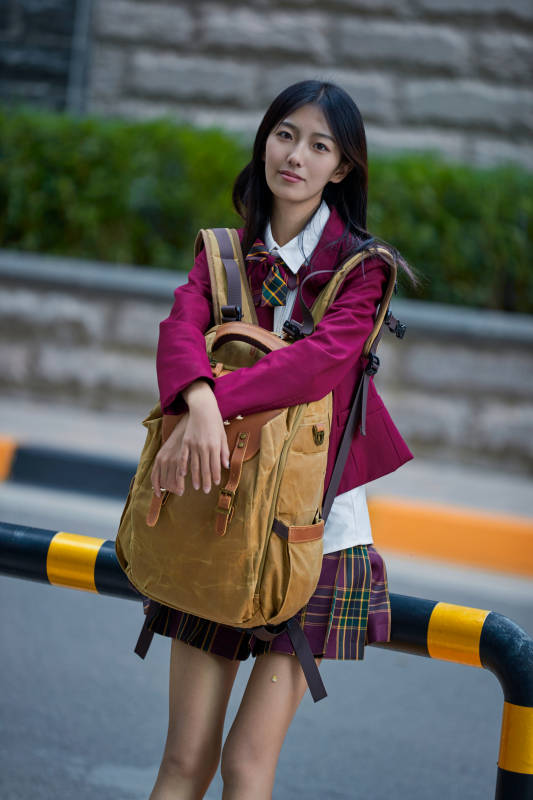 开学季放学回家路上的女学生图片