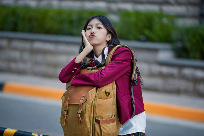 开学季放学回家路上的女学生图片