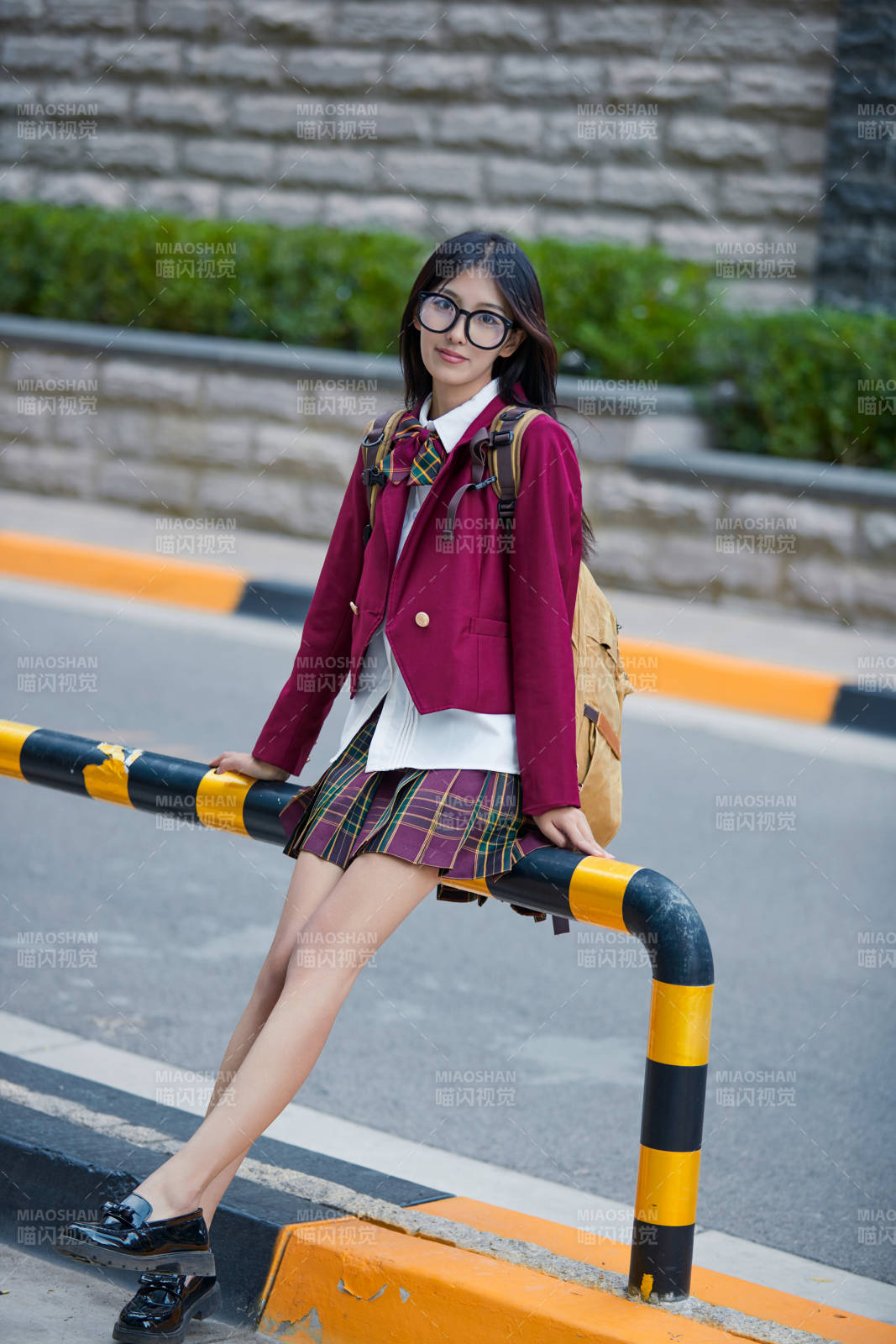 开学季放学回家路上的女学生图片