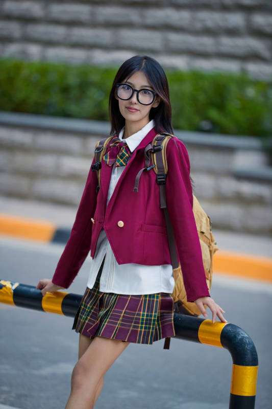 开学季放学回家路上的女学生图片