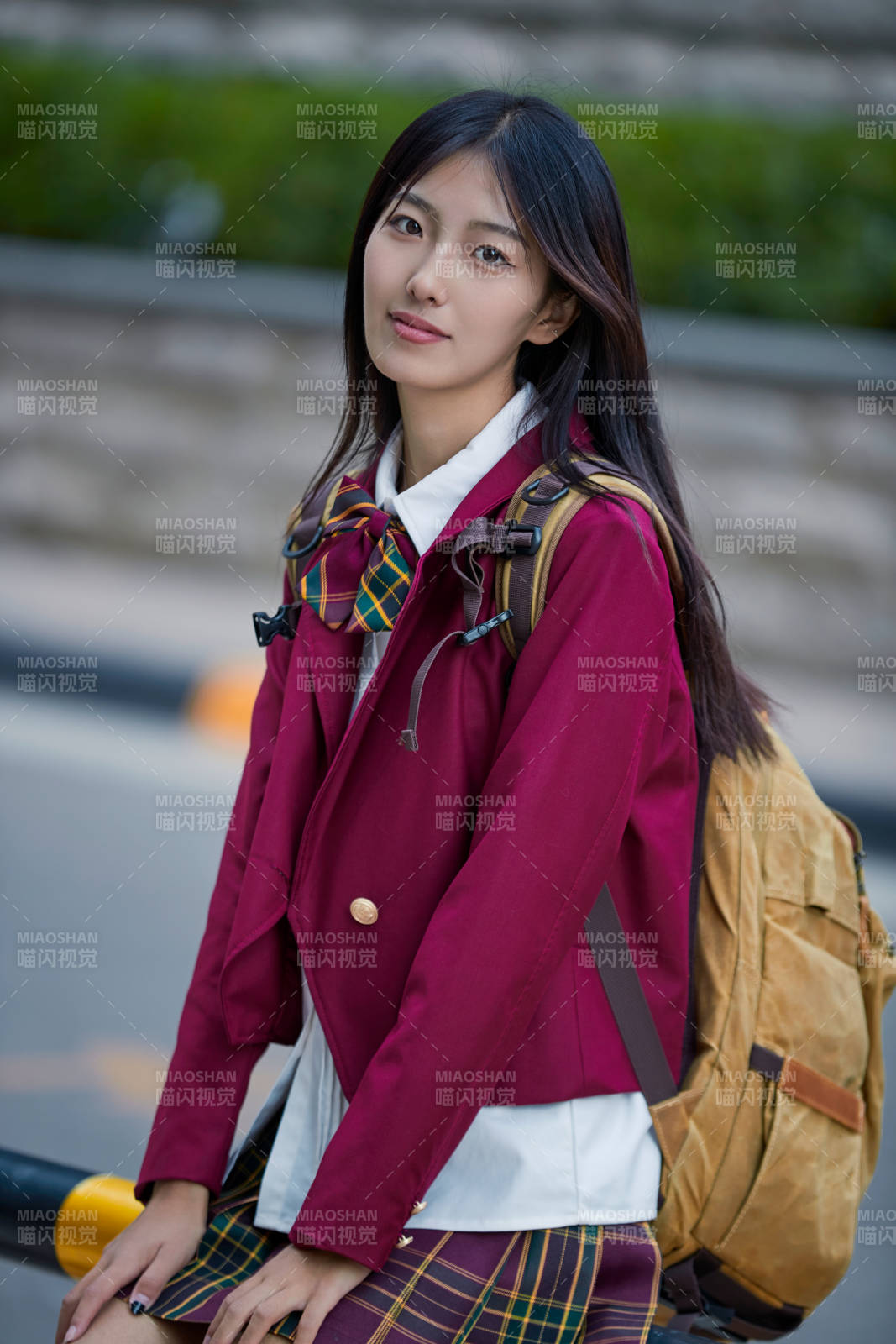 开学季放学回家路上的女学生图片