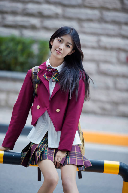 开学季放学回家路上的女学生图片