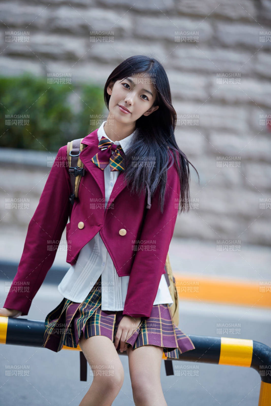 开学季放学回家路上的女学生图片