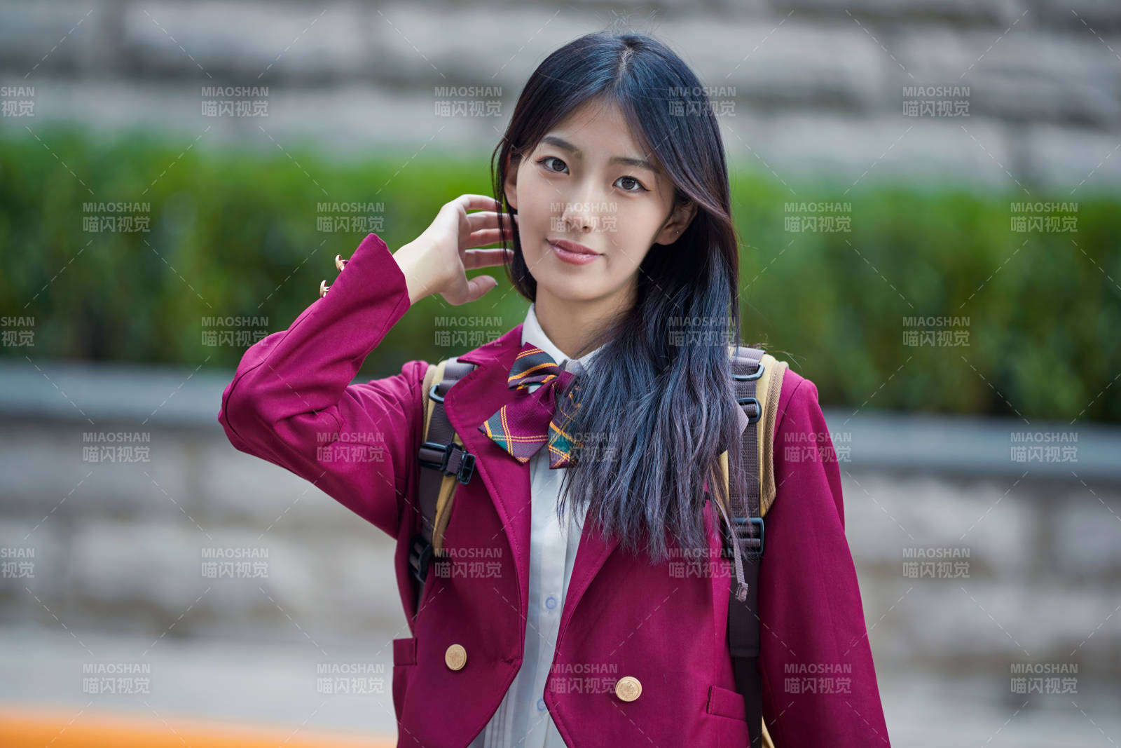 开学季放学回家路上的女学生图片