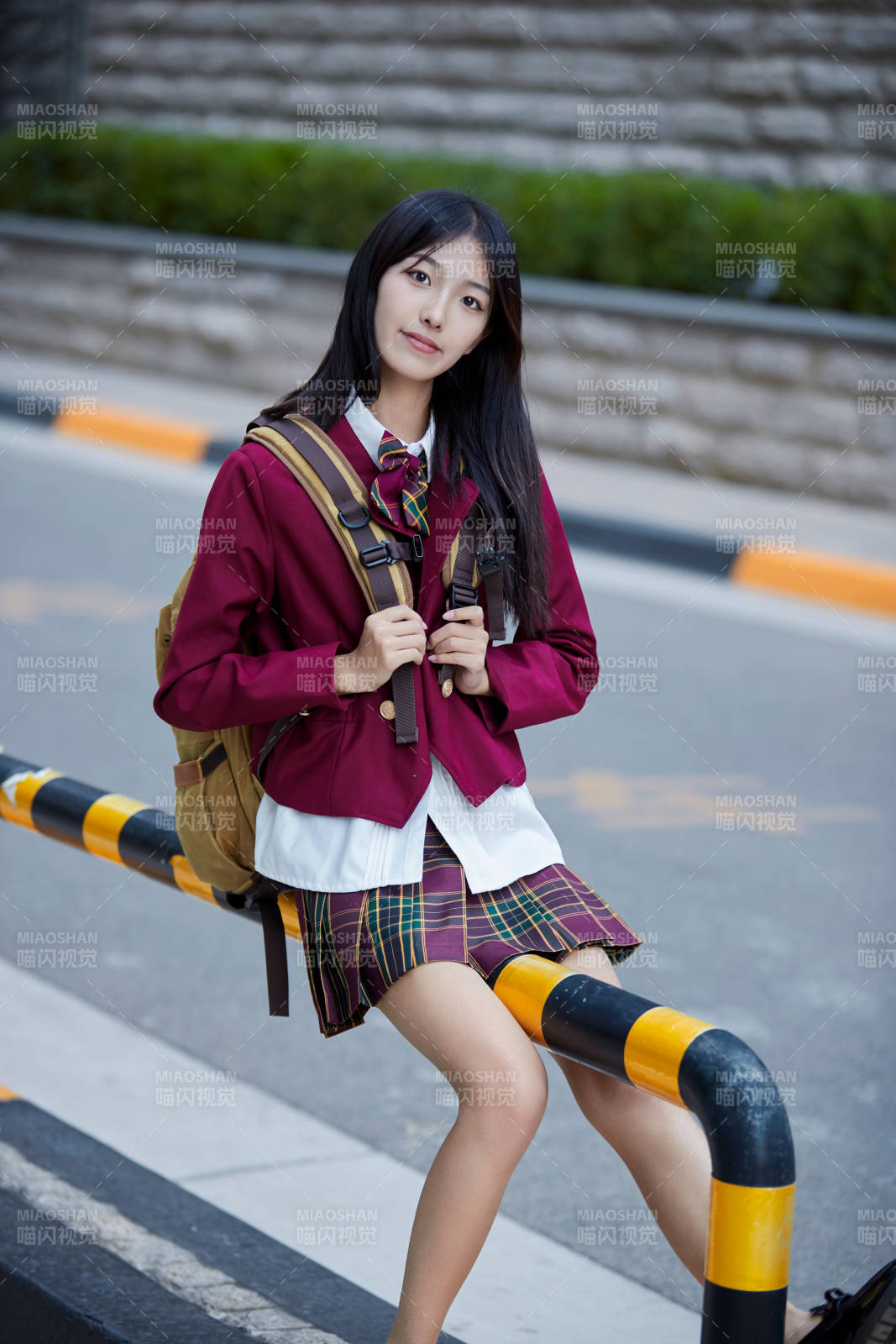 开学季放学回家路上的女学生图片