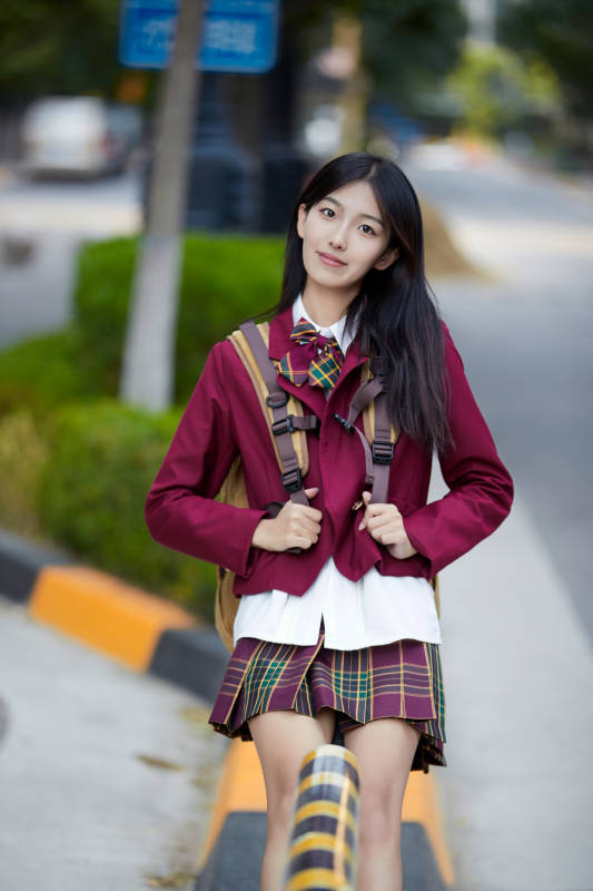 开学季放学回家路上的女学生图片