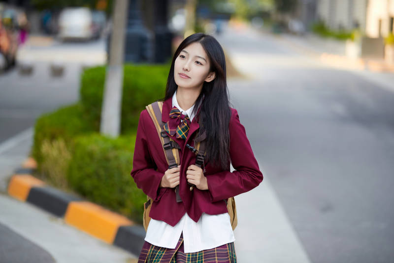 开学季放学回家路上的女学生图片