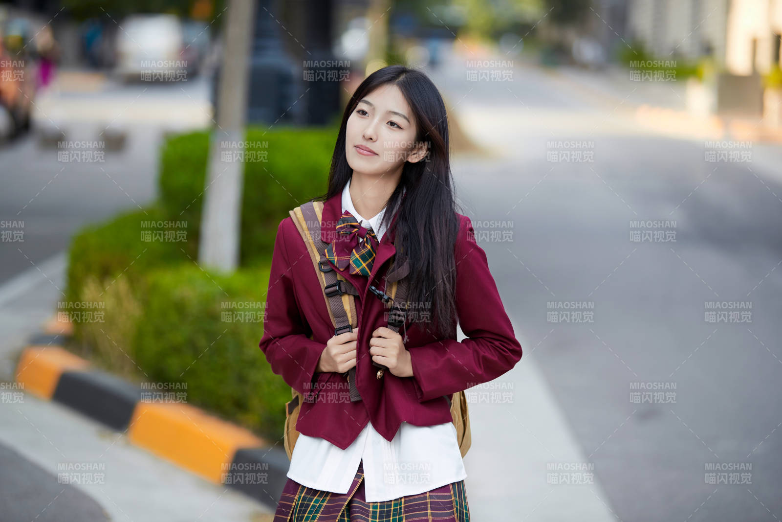 开学季放学回家路上的女学生图片