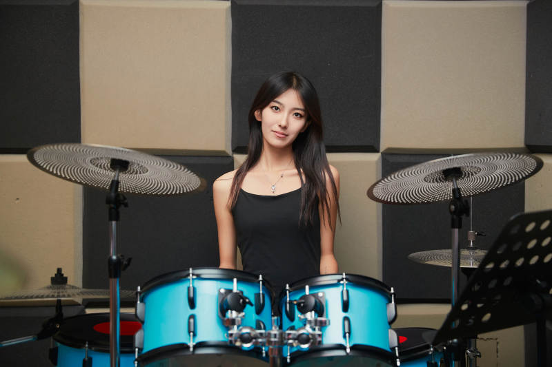 在排练室打爵士鼓的亚洲少女图片