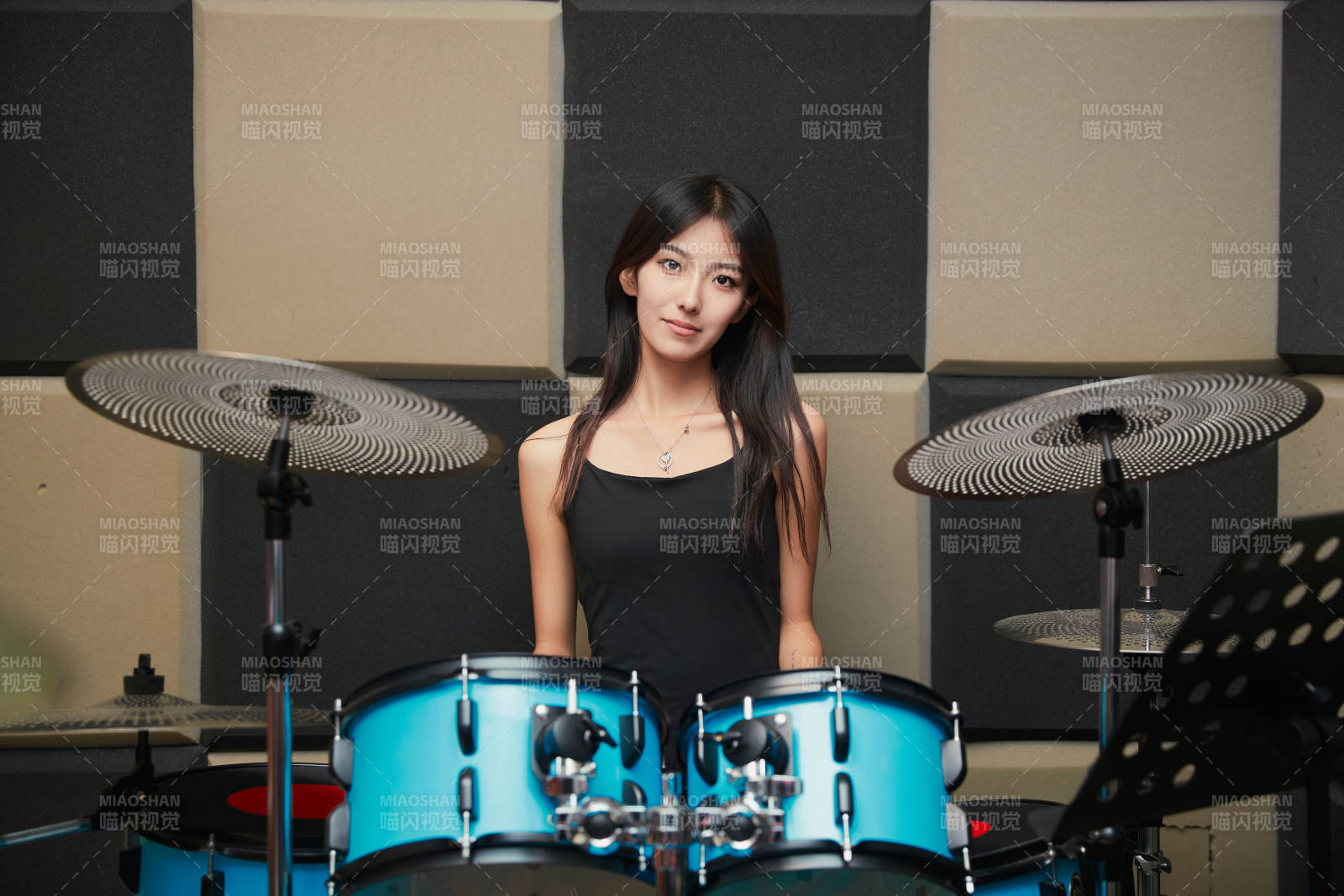 在排练室打爵士鼓的亚洲少女图片