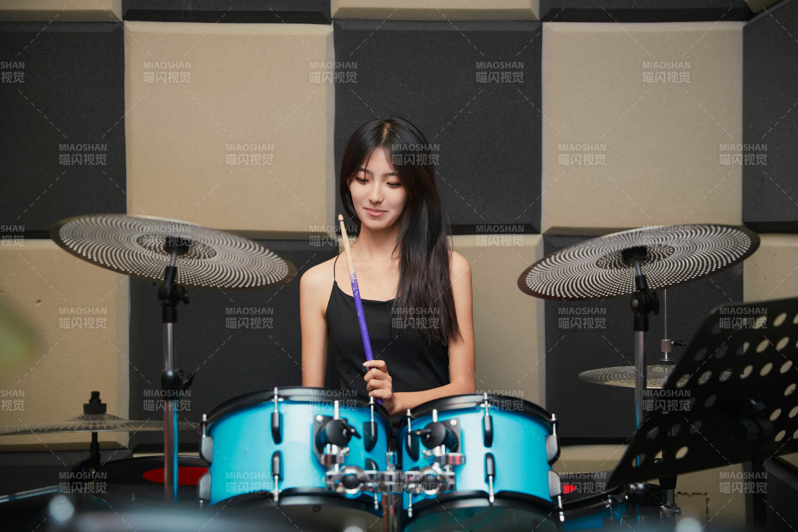 在排练室打爵士鼓的亚洲少女图片