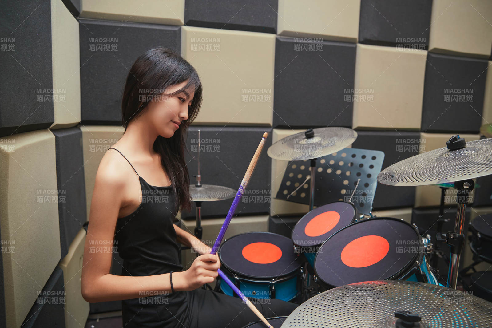 在排练室打爵士鼓的亚洲少女图片