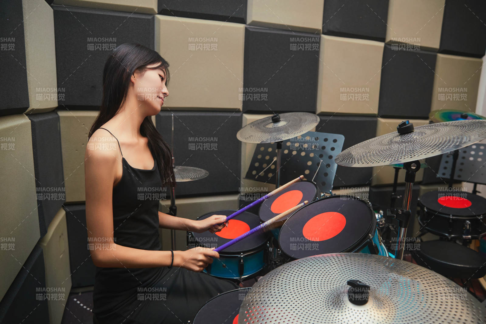 在排练室打爵士鼓的亚洲少女图片