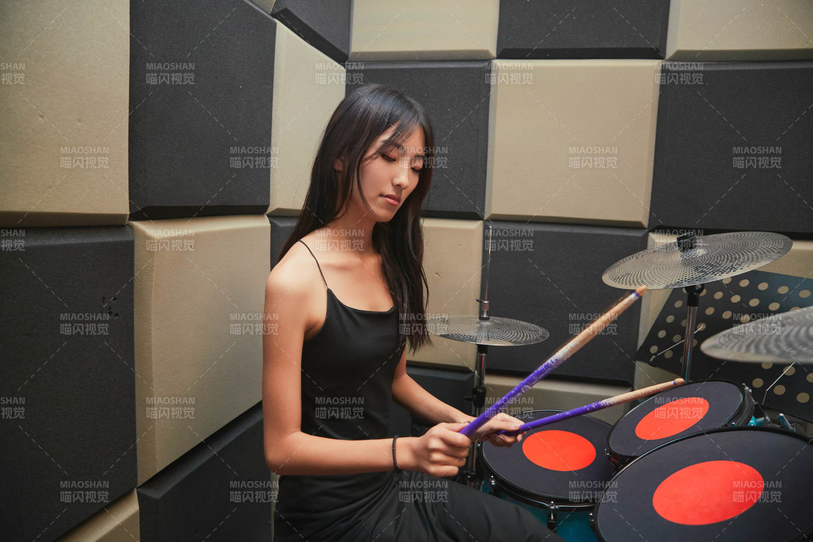 在排练室打爵士鼓的亚洲少女图片
