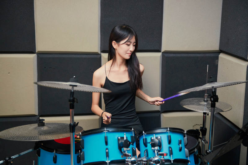 在排练室打爵士鼓的亚洲少女图片