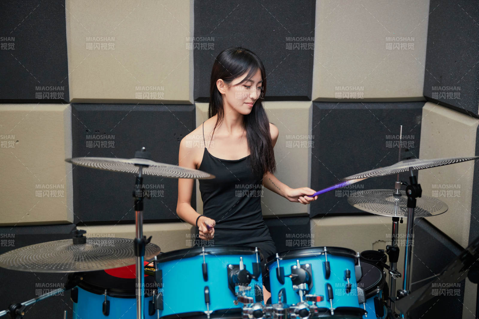 在排练室打爵士鼓的亚洲少女图片