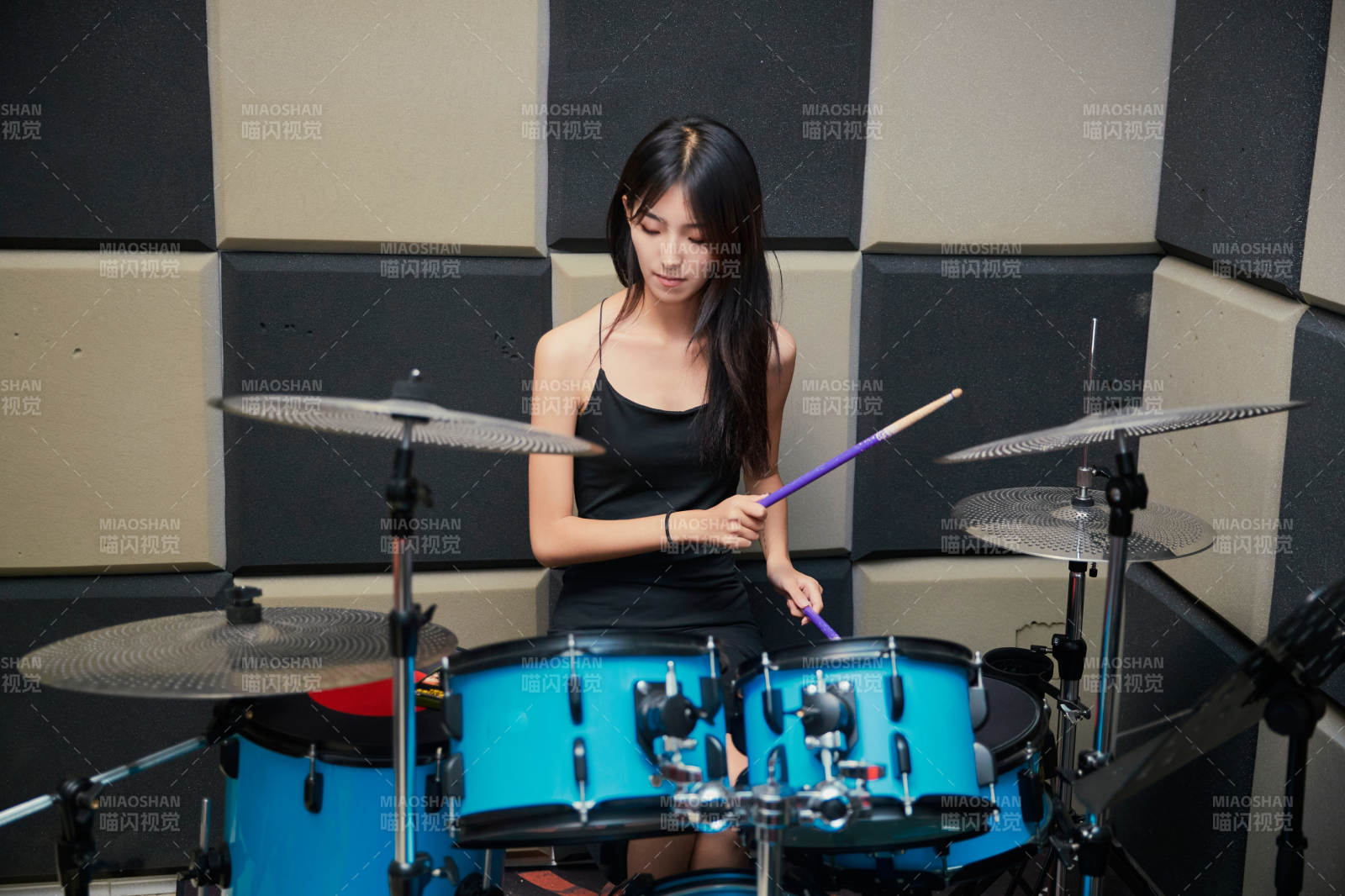 在排练室打爵士鼓的亚洲少女图片