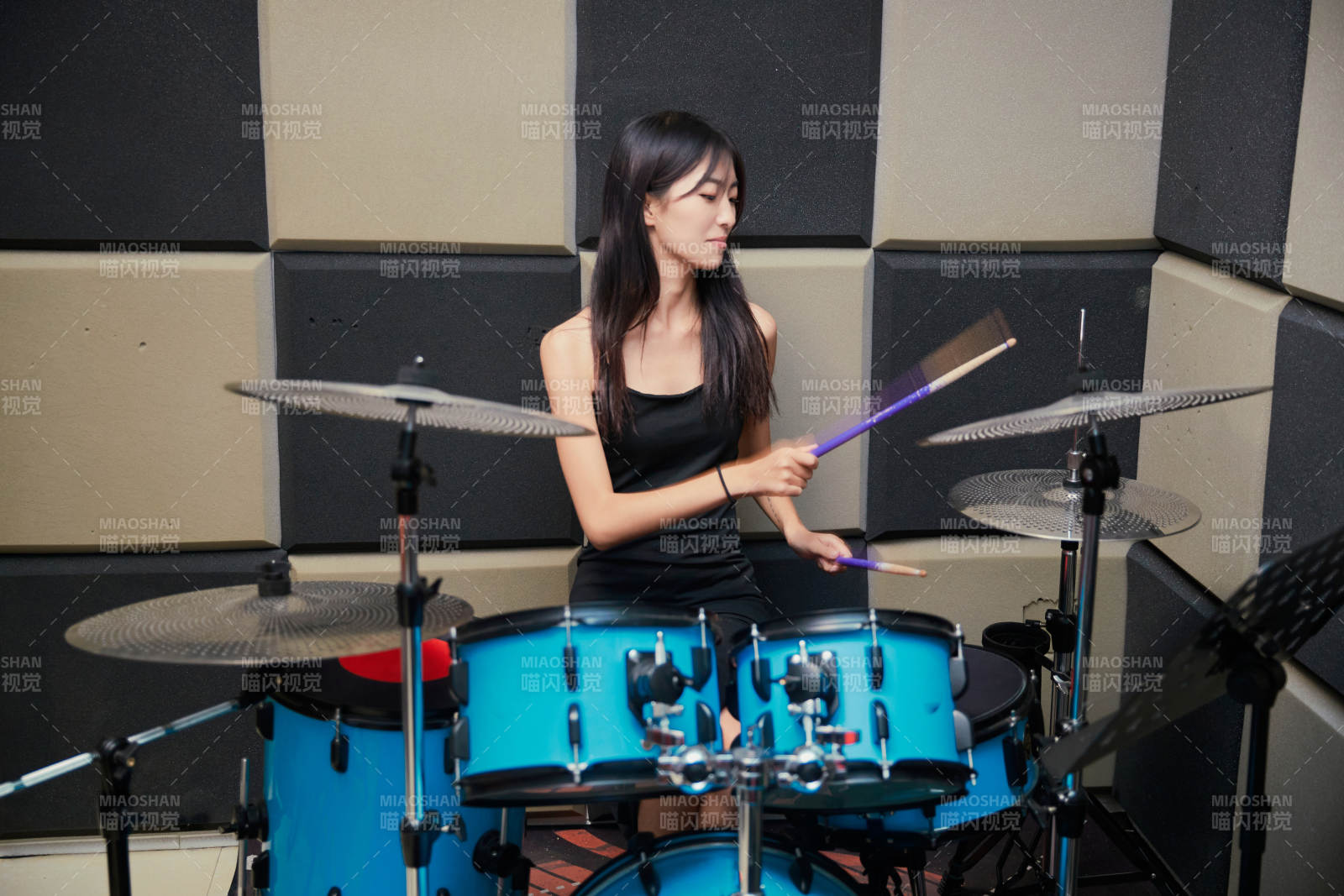 在排练室打爵士鼓的亚洲少女图片