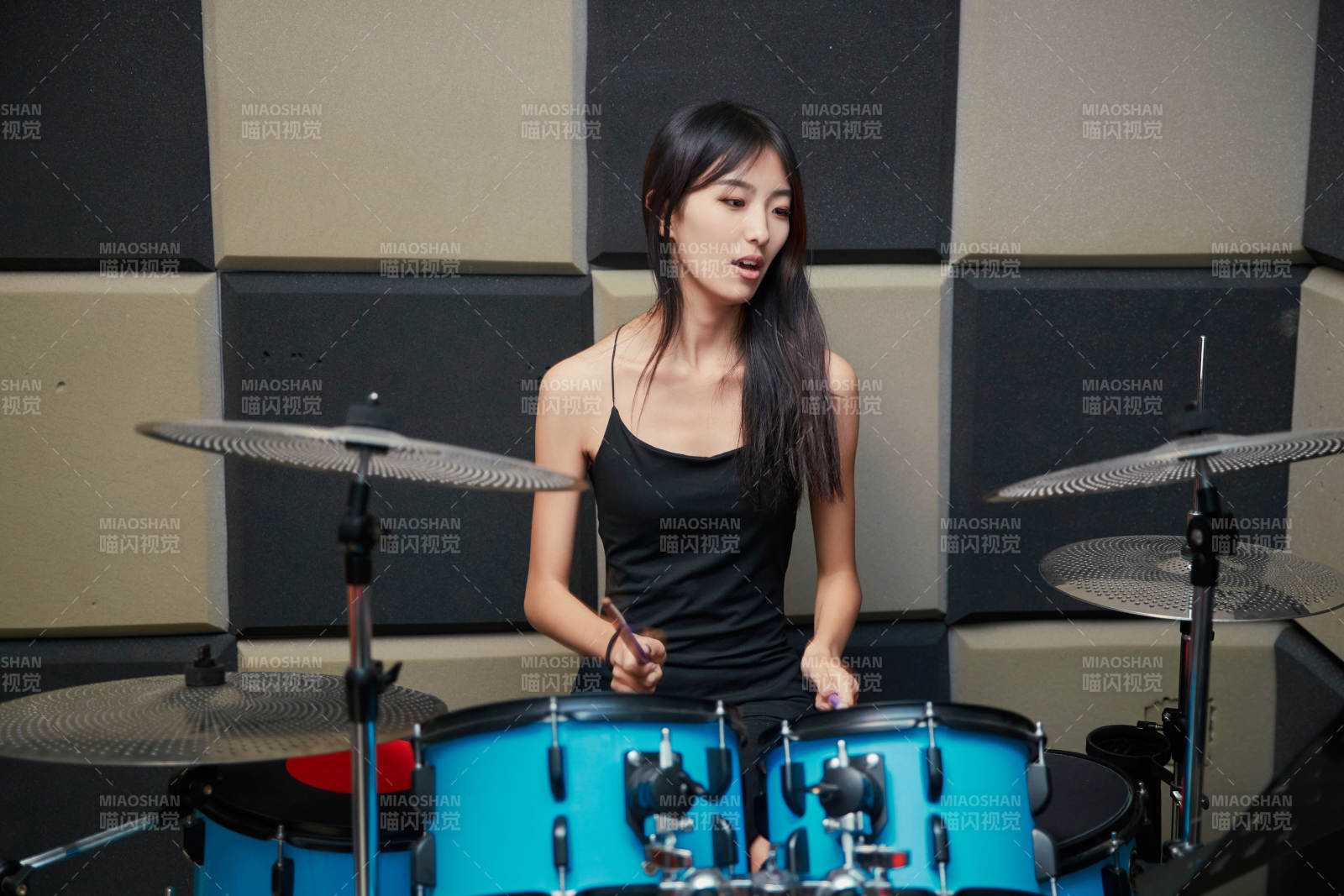 在排练室打爵士鼓的亚洲少女图片