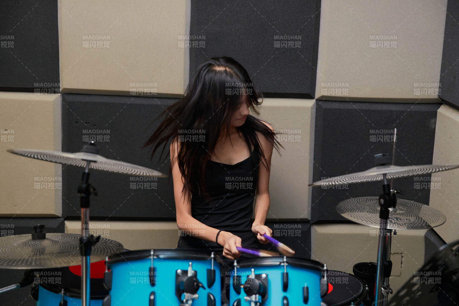 在排练室打爵士鼓的亚洲少女图片