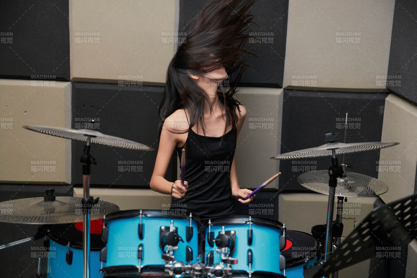 在排练室打爵士鼓的亚洲少女图片
