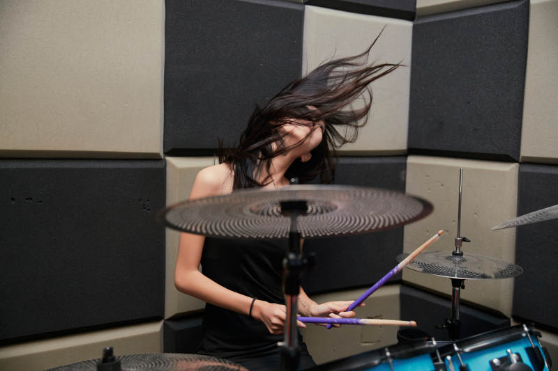 在排练室打爵士鼓的亚洲少女图片