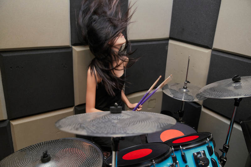 在排练室打爵士鼓的亚洲少女图片