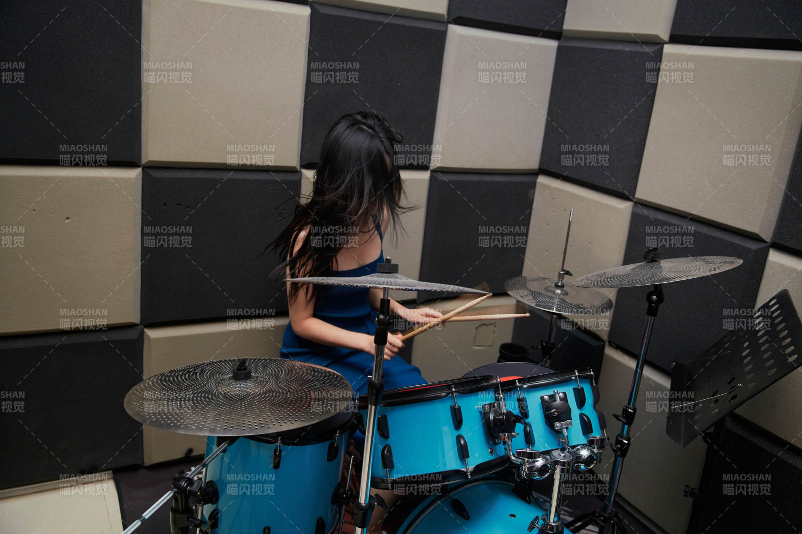 在排练室打爵士鼓的亚洲少女图片