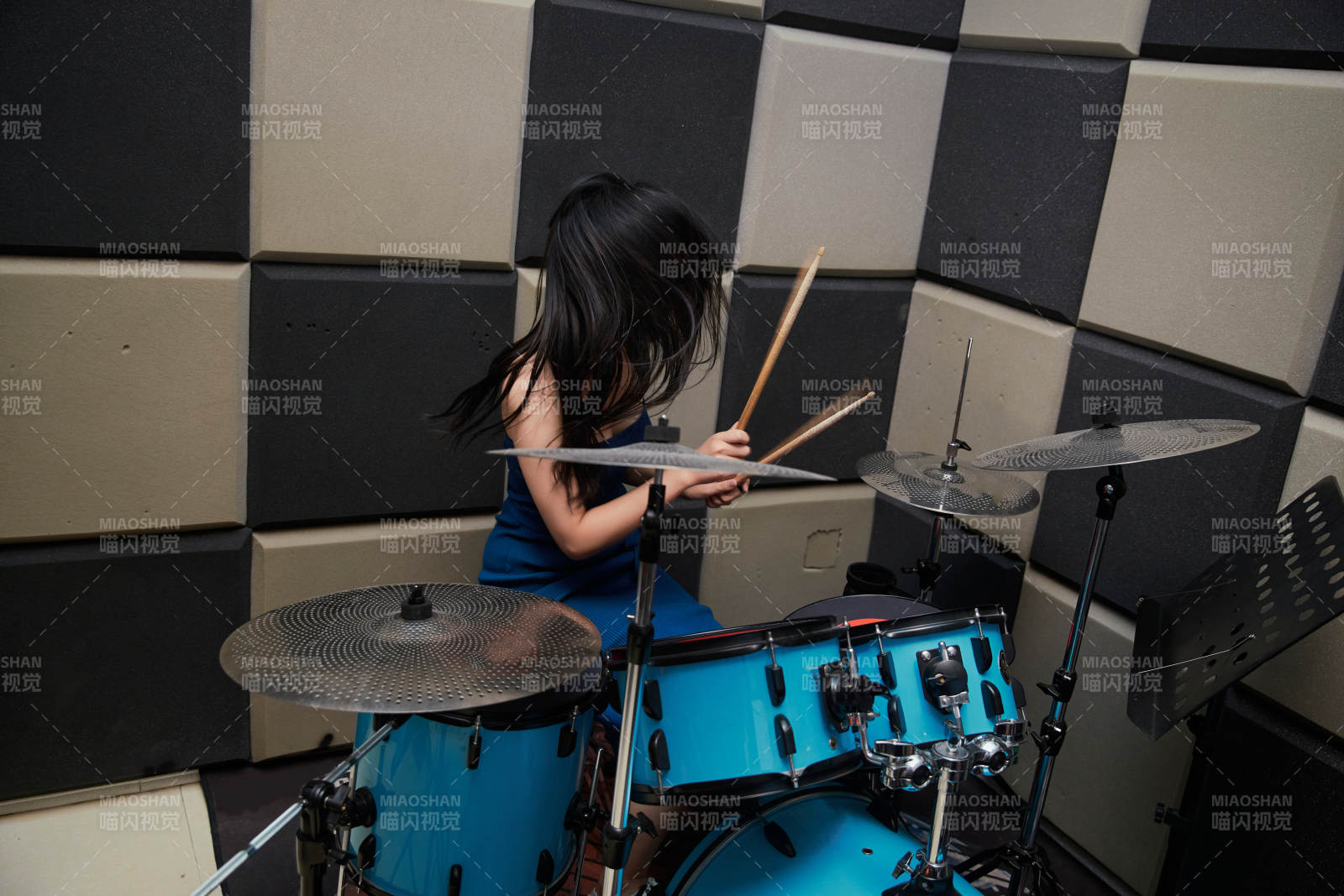 在排练室打爵士鼓的亚洲少女图片