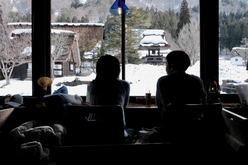 雪景窗前静坐两人图片