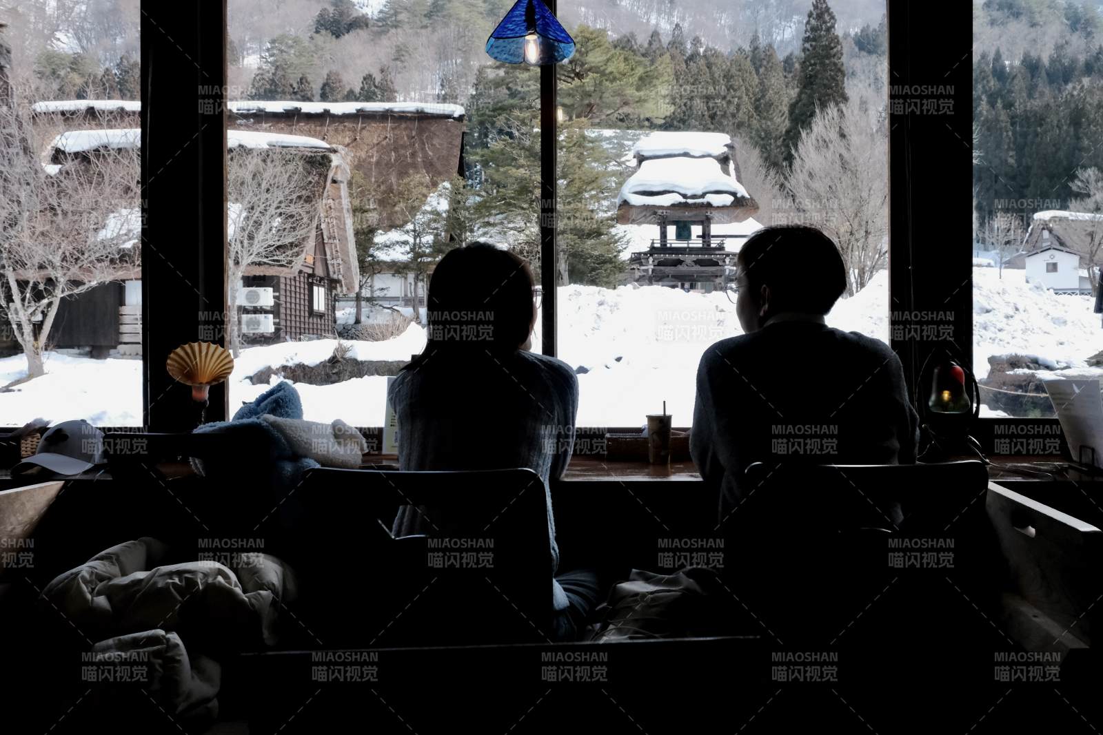 雪景窗前静坐两人图片