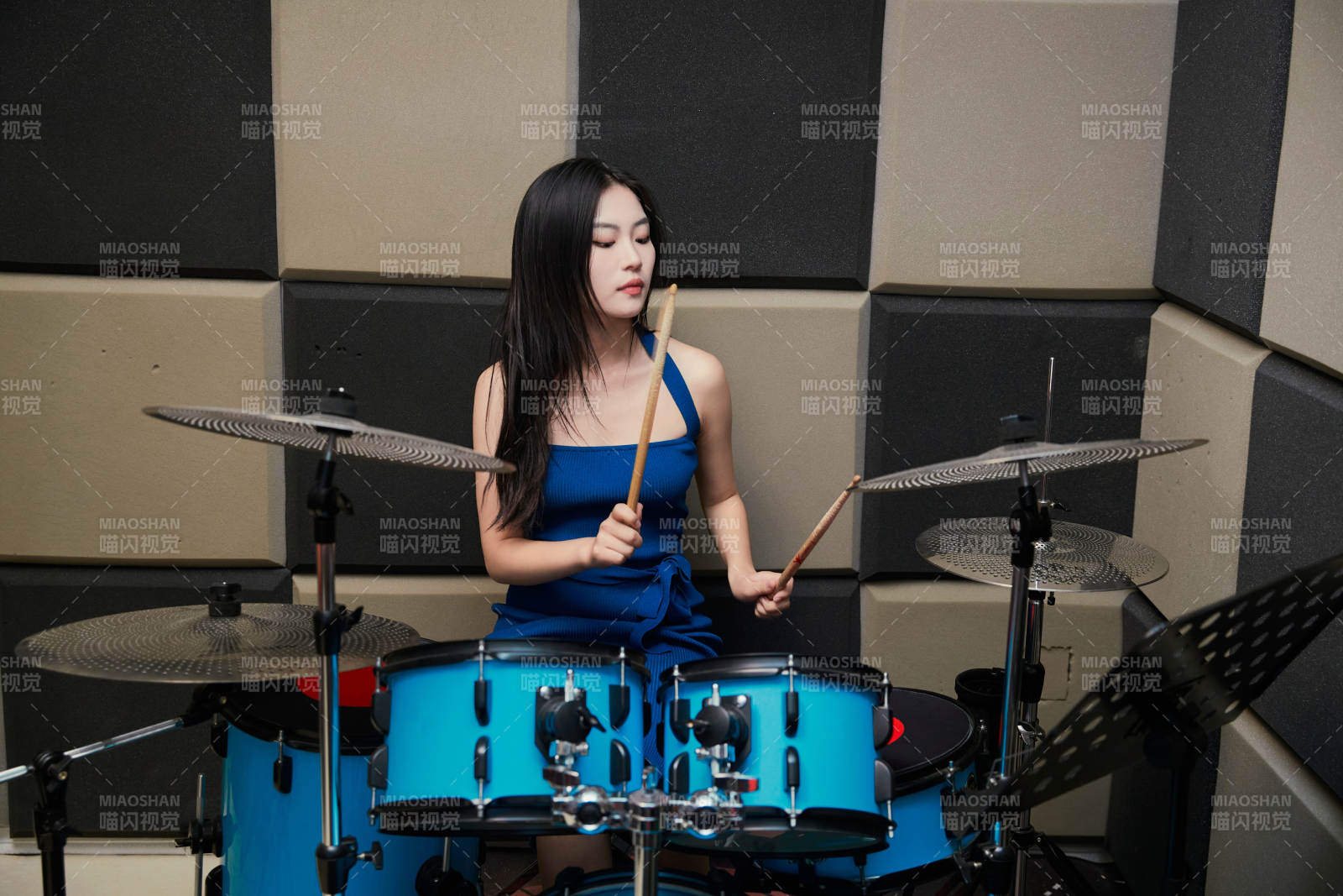 在排练室打爵士鼓的亚洲少女图片